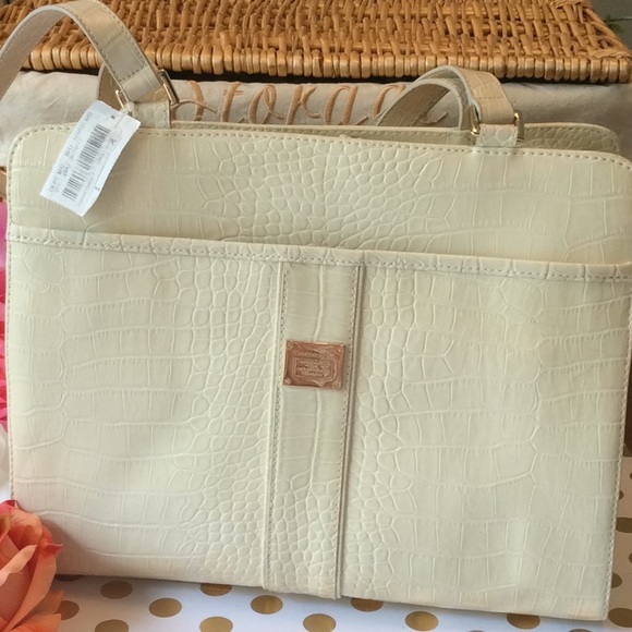 Liz Claiborne Handbags - LIZ CLAIBORNE SUPER LARGE IVORY BAG FIRM🌹